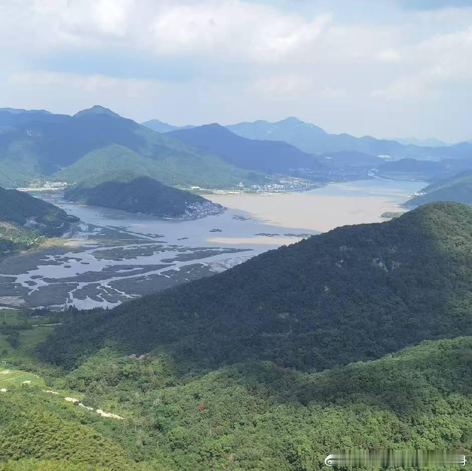 一个人最大的福气就是有一个好心态；因为人只有心情好，运气才会好，所以活在当下就好