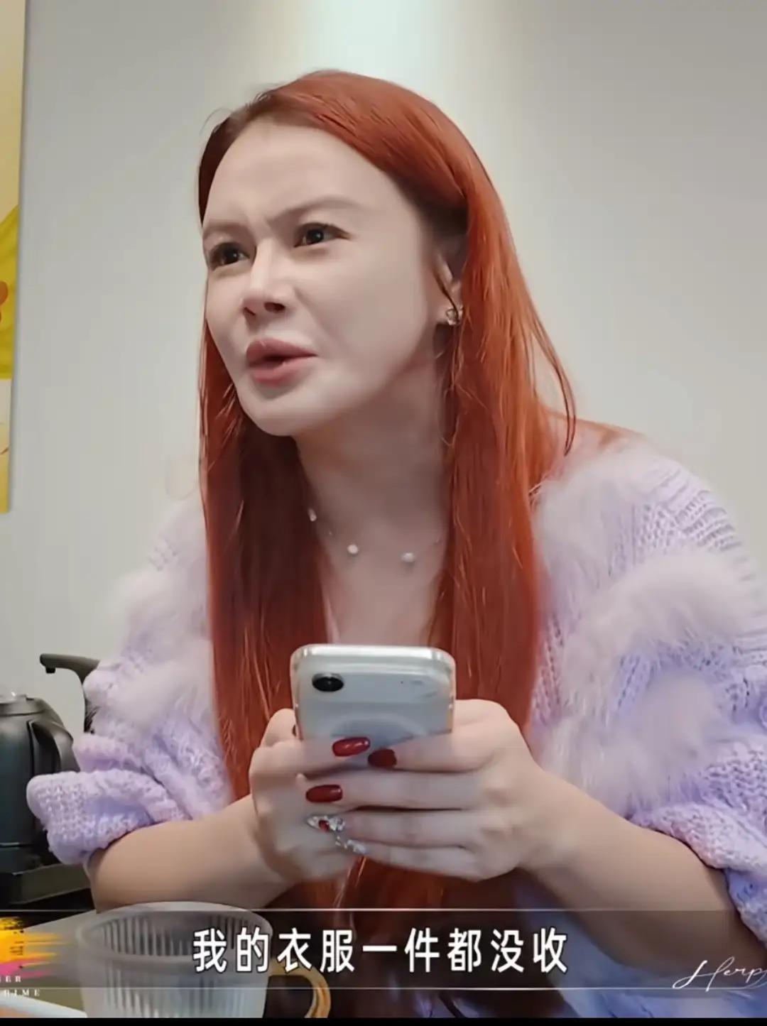 我问当化妆师的闺蜜，

冉莹颖明明浑身都透着“人民币”的味道，可就是跟美不沾边。