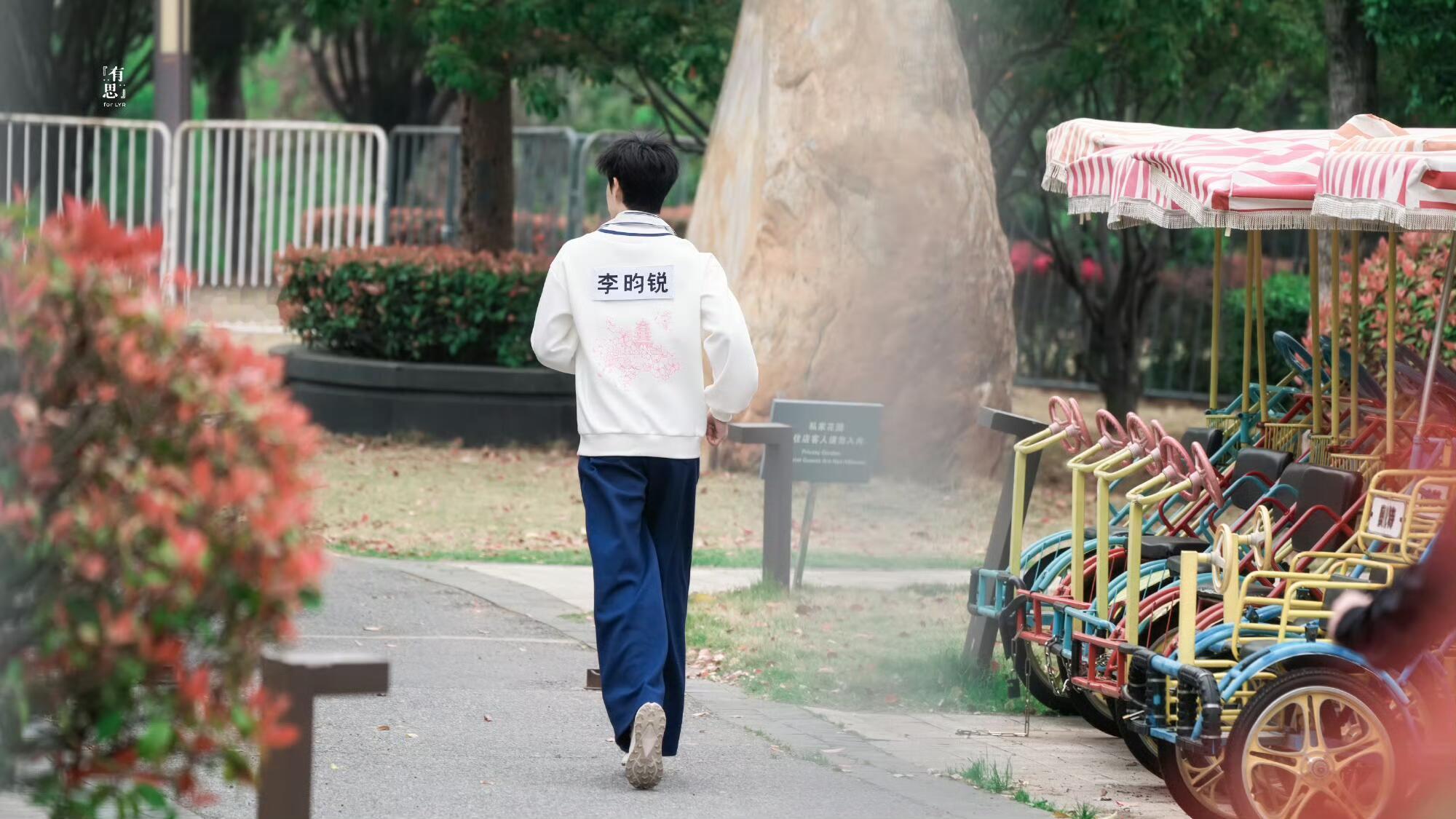 李昀锐拼蚊香还原度绝了奔跑吧 小林这拼蚊香手艺我服了，黑色方块一摆，螺旋造型立马