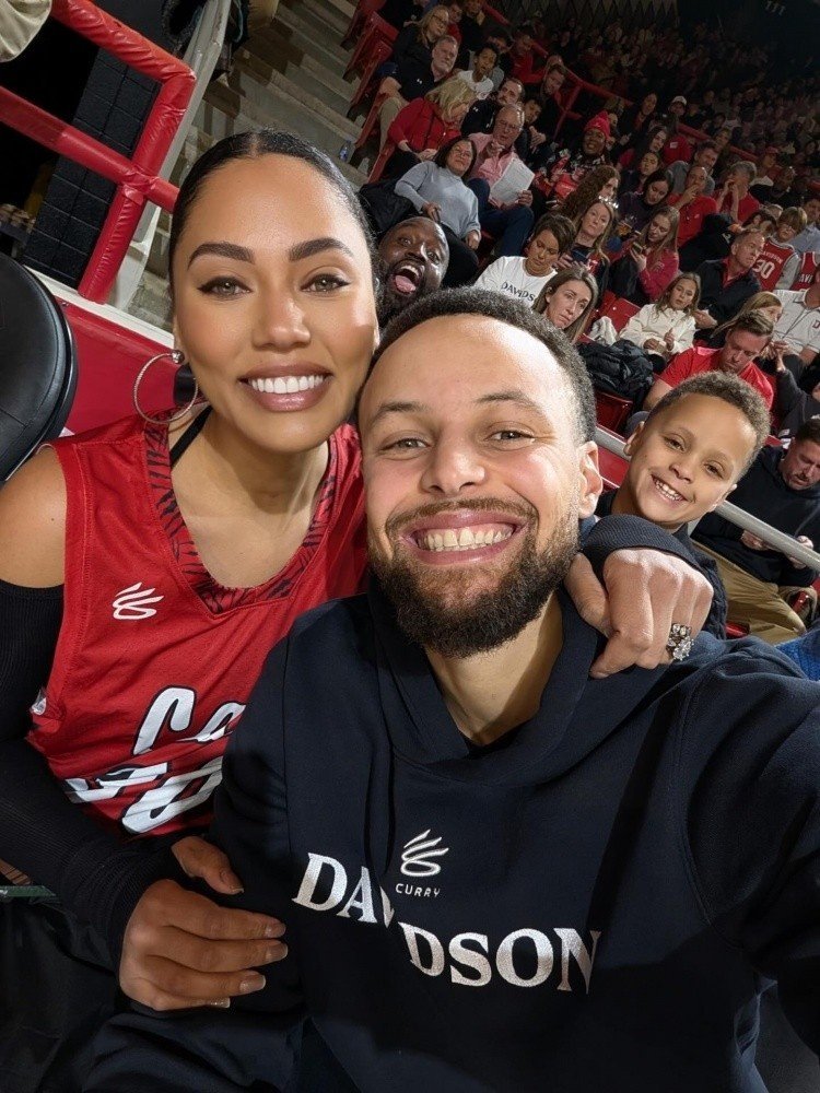 ➡发点你们爱看的八卦库里nba吐槽大会库里曾说年少时库里不是自己理想型！库嫂澄清