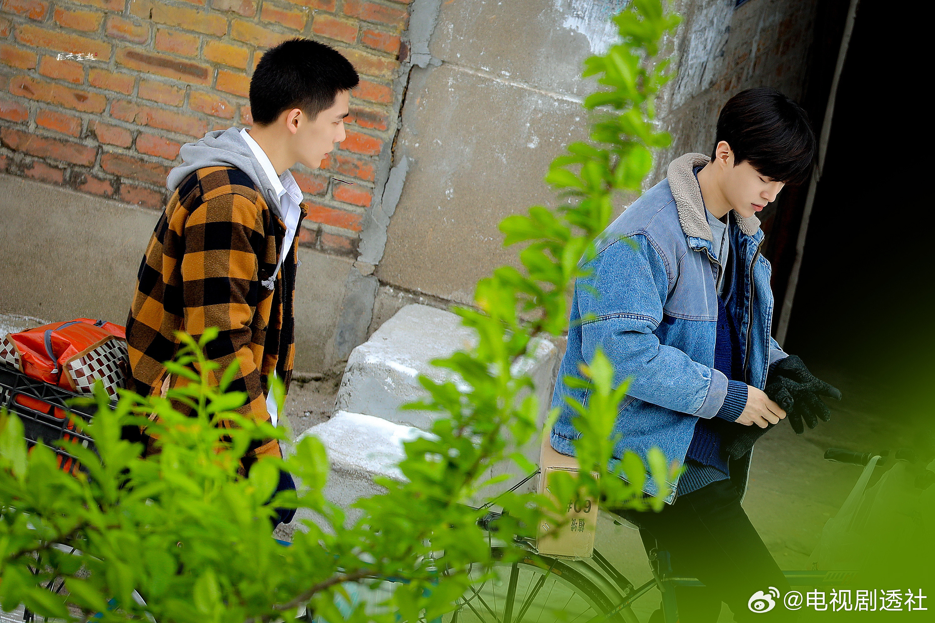 朱志鑫站姐发了《左肩有你》时期的范丞丞王安宇，啥时候能看到振兴钢厂播出？！朱志鑫