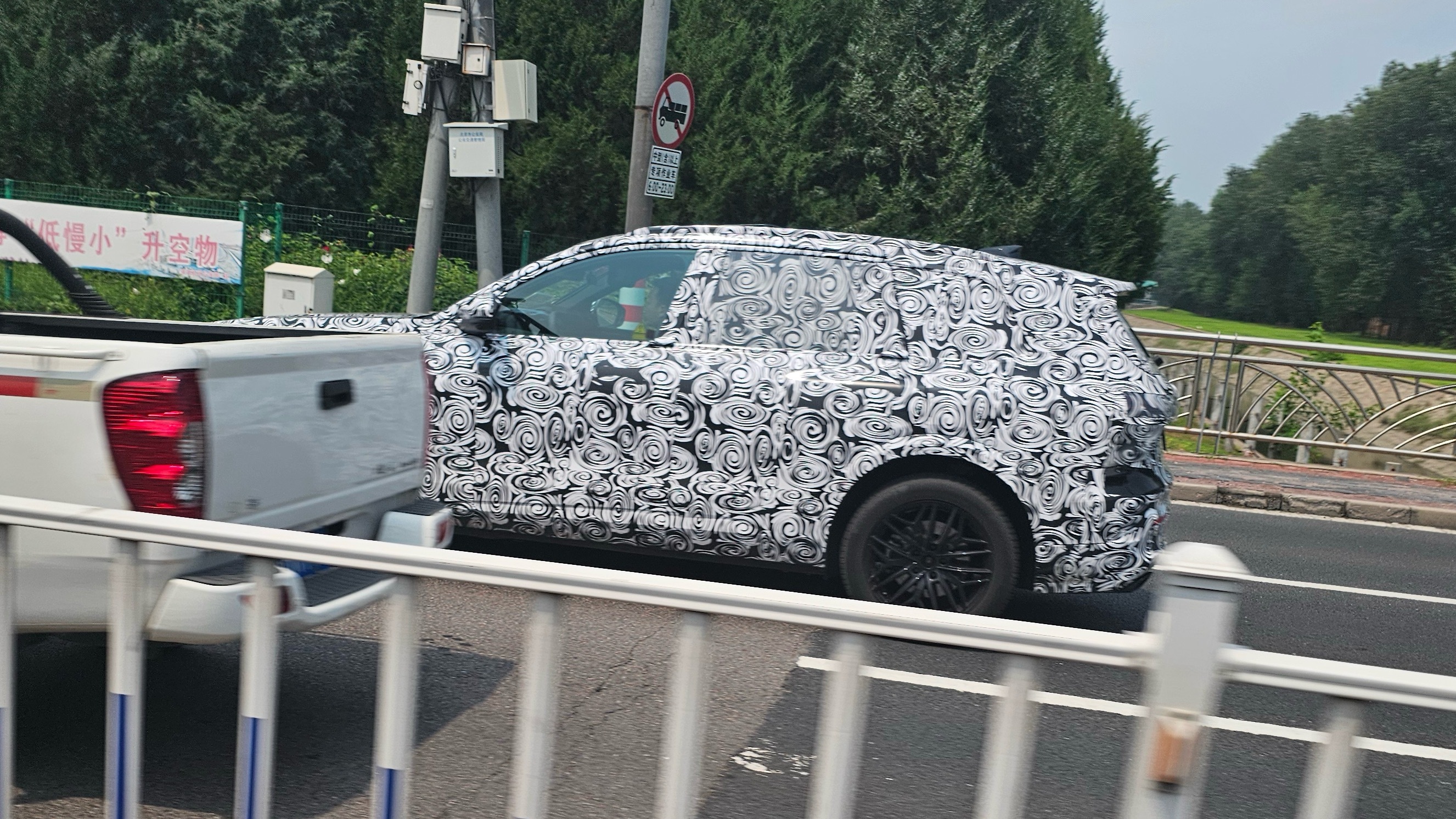 好大哥偶遇中规全新一代奥迪Q7路试[吃瓜] ​​​