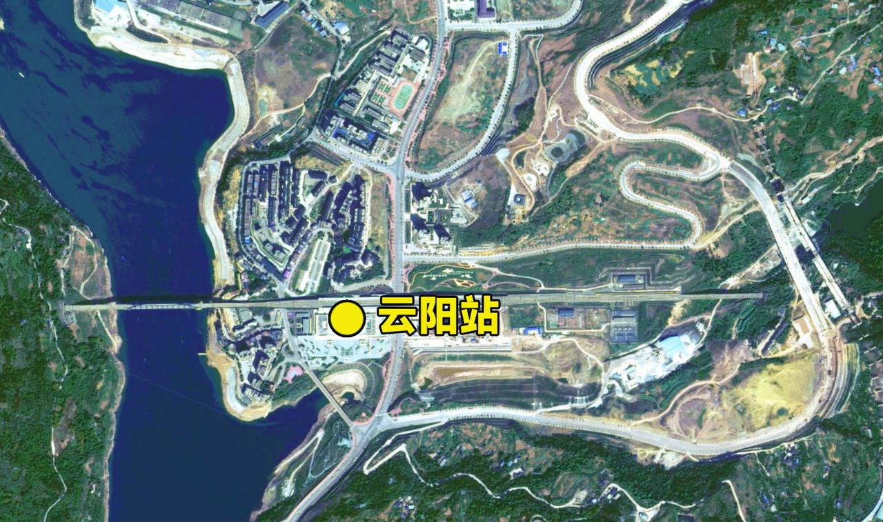 重庆云阳县黄石街道，曾是一个县城郊区镇，因为有云阳高铁站，2025年撤镇设街道。