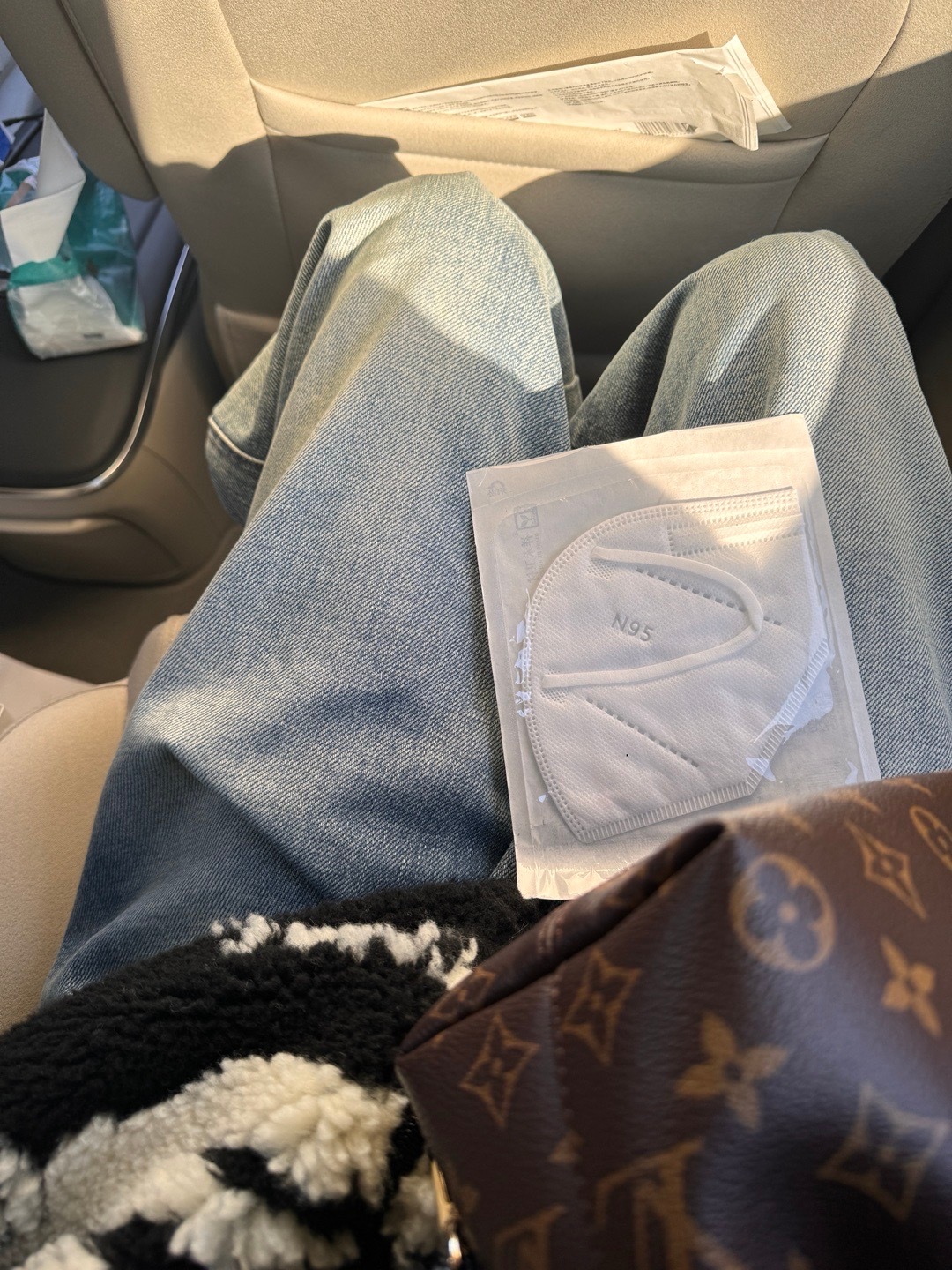 这样穿很通勤 牛仔裤真的很好穿回杭州约会去啰 ​​​