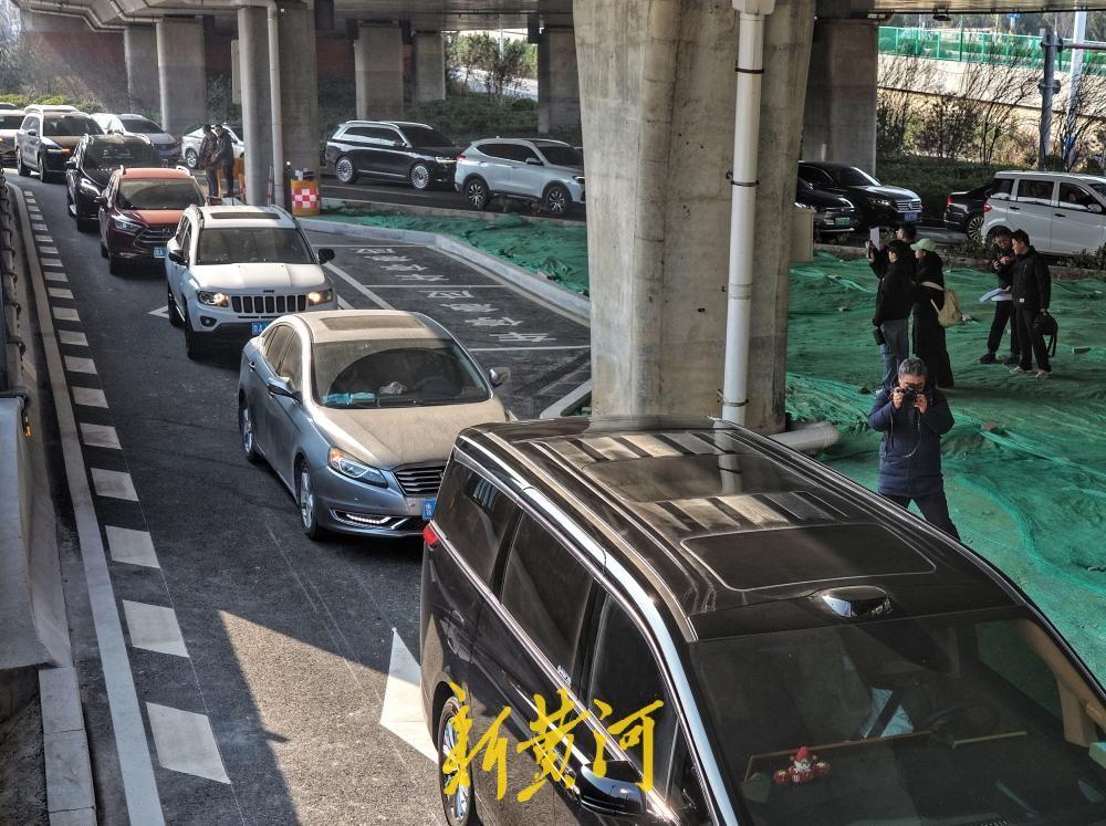 “微创手术”破解堵点，济南旅游路二环东路交叉口新增专用右转车道！济南二环东快速路