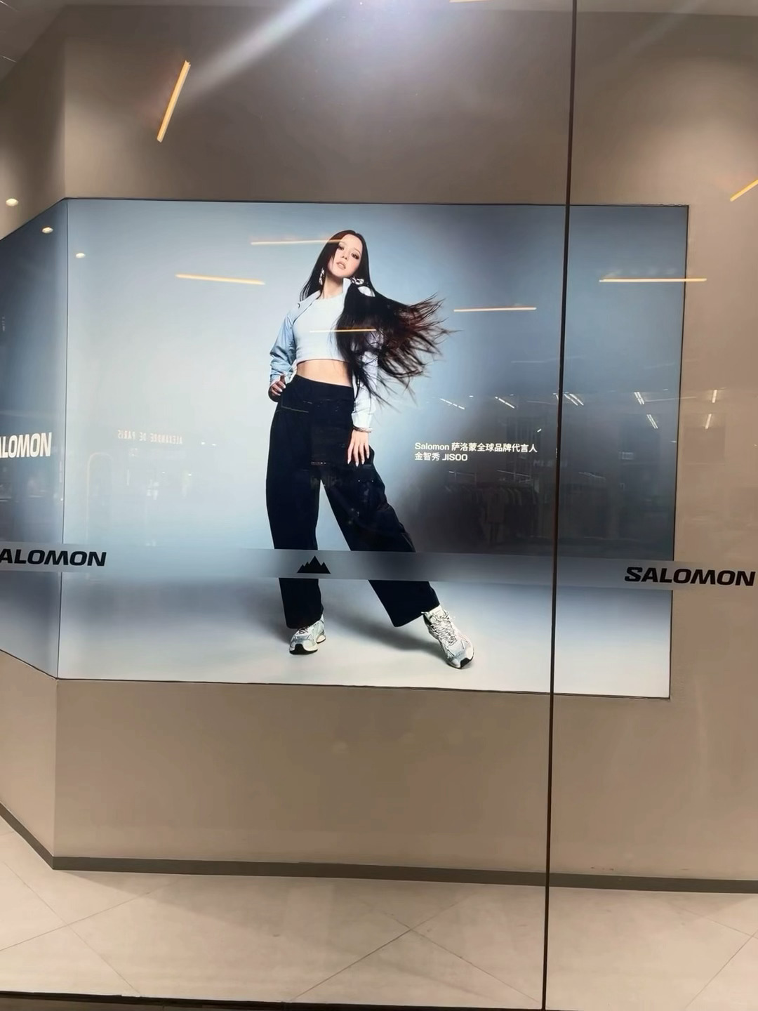 kimjisoo  这个蓝色真的太舒服啦📍四川萨洛蒙店 cr只留下花香就走了S