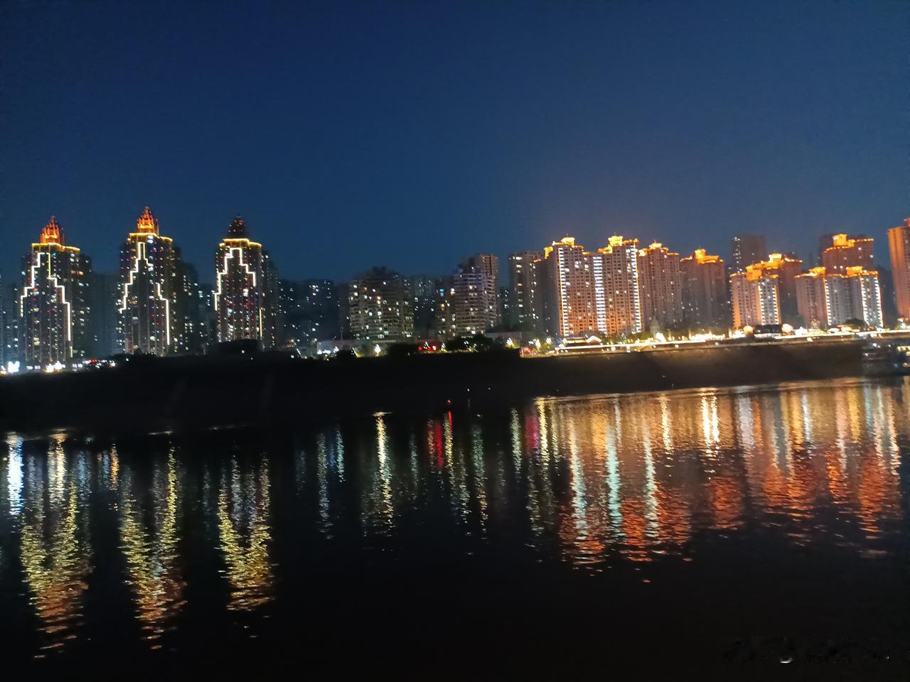 这夜景确实不错，看看房子的倒影，就像一幅美丽的油画，清晰透明。