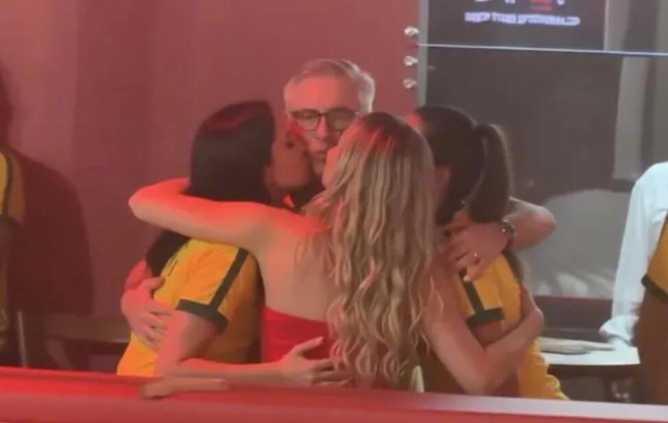 据《太阳报》报道，66岁的巴西队主帅安切洛蒂在里约热内卢享受巴西狂欢节时，期间被