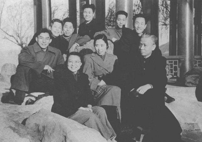 1954年4月，刘少奇同王光美与身边工作人员合影