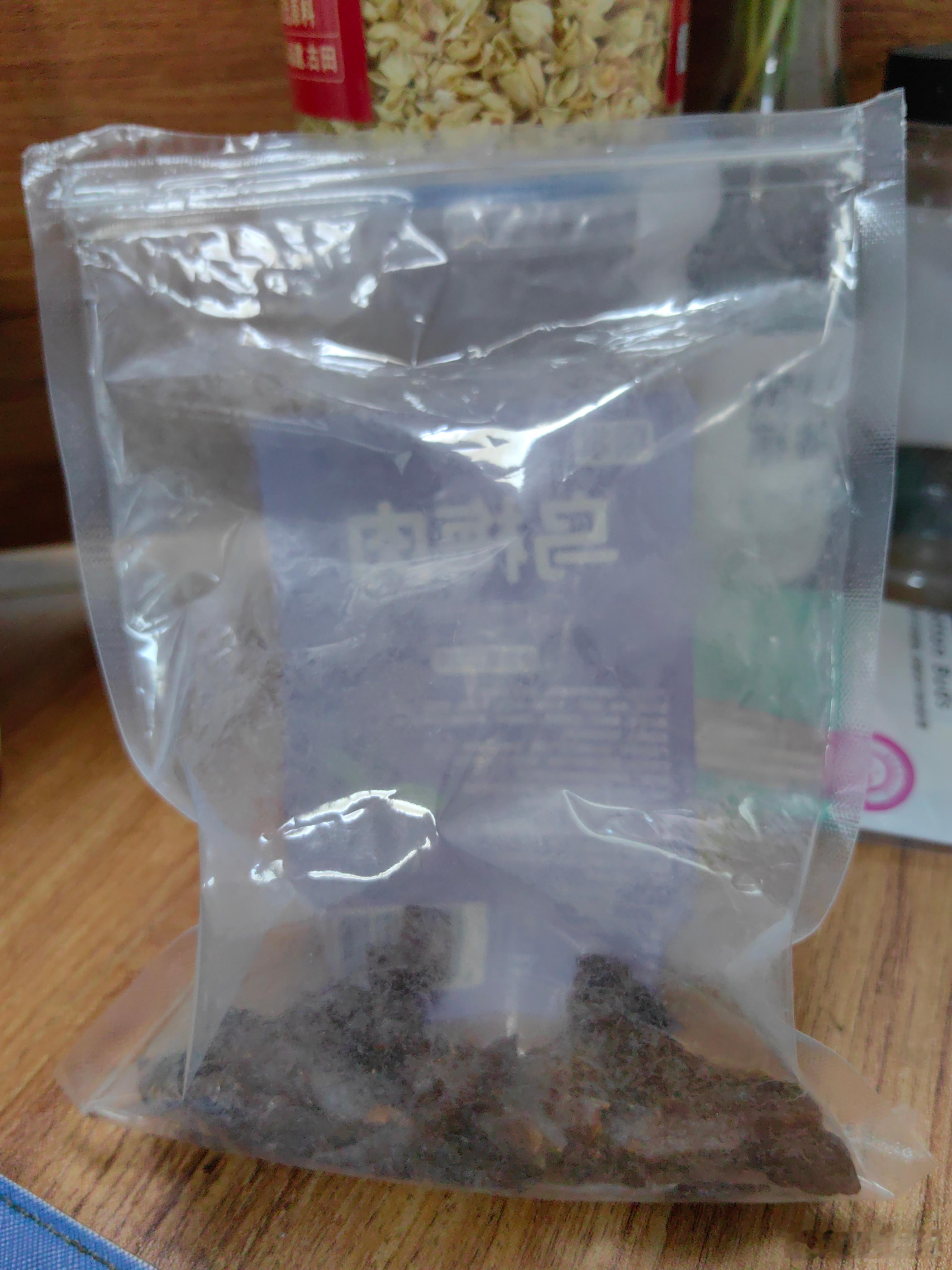 当某一同事一两天不在工位，那她工位上一定会有惊喜，满满一大袋的乌梅干，都被同事们