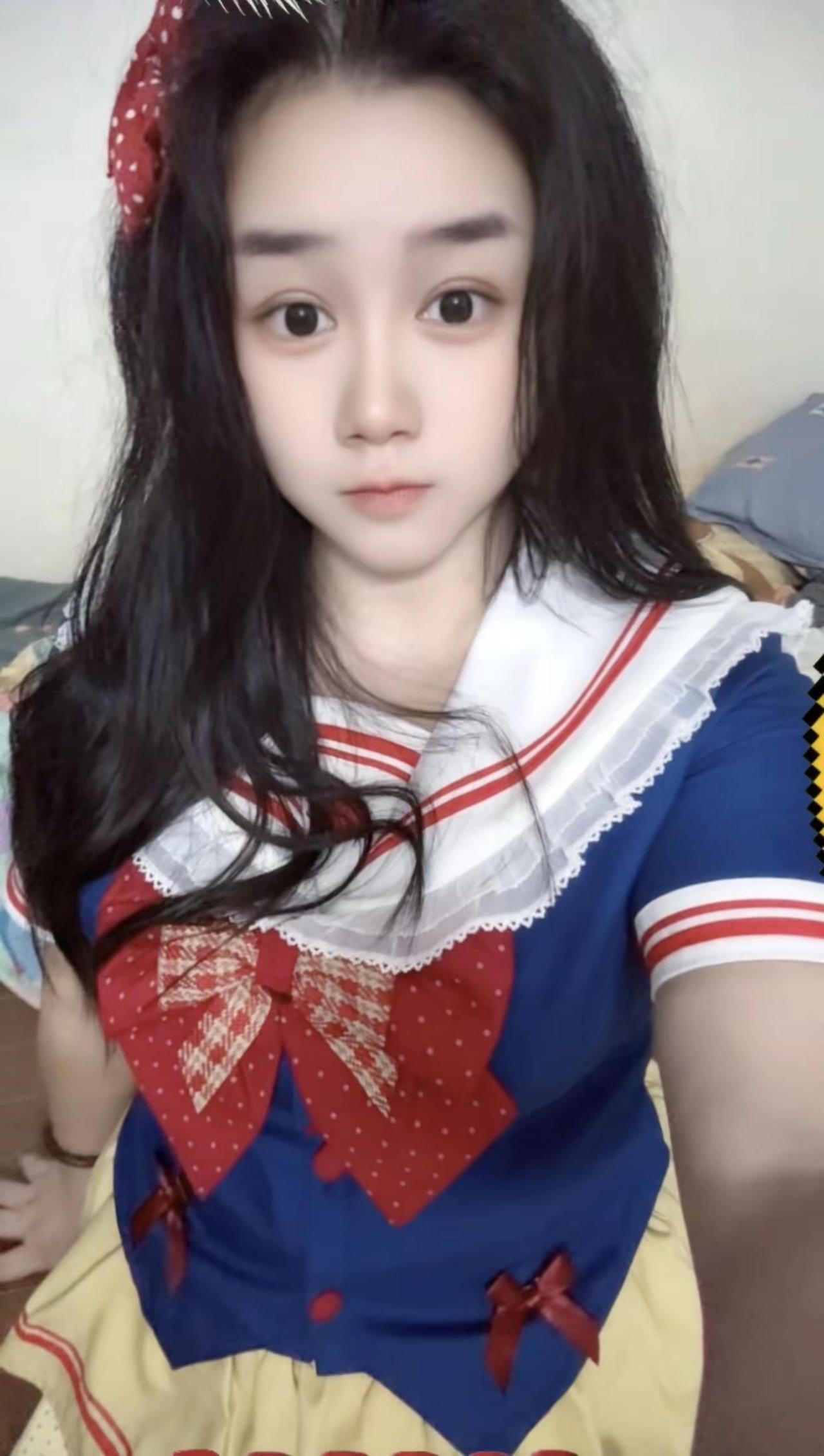 珠圆玉润方圆脸，富态旺我又旺财。制服蝴蝶结