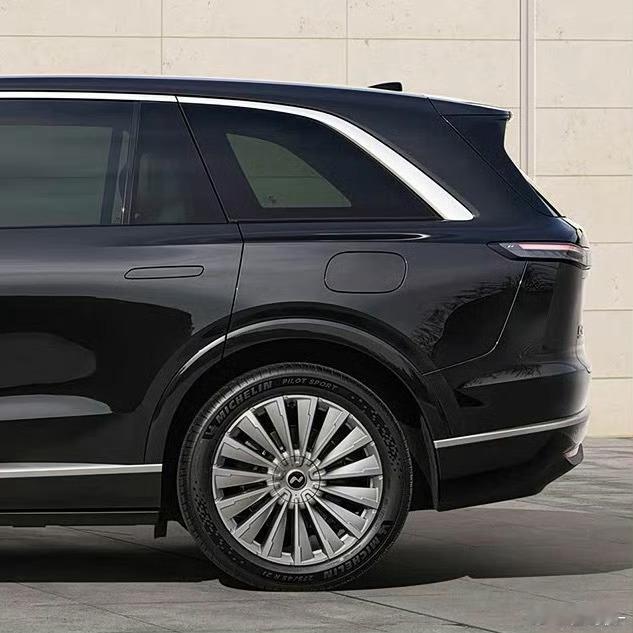 奔驰这个设计非常不错，后风挡整流罩与车身同色，营造出了宽D柱的视觉效果，大部分S