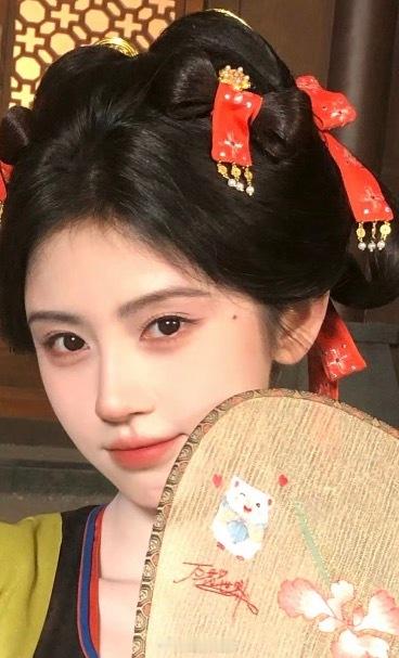 鞠婧祎脸快比粽子小了这个小签名一看就知道出自谁手 