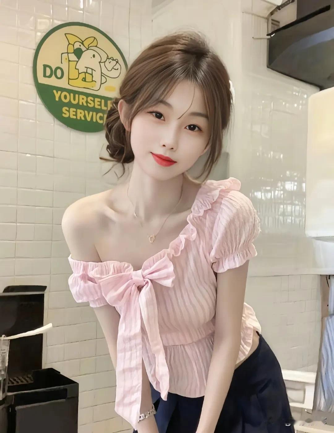 元气少女风，粉嫩条纹露肩上衣，元气满满的一天！💖🌸清纯甜美女孩。 漂亮小姐姐