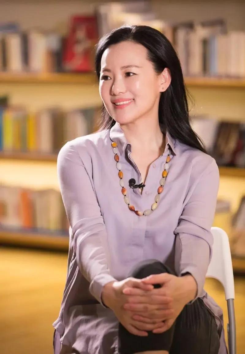 有一个女演员，似乎，美，与她不搭界，但她从内里透出的一股淡定、从容的优雅气质，却