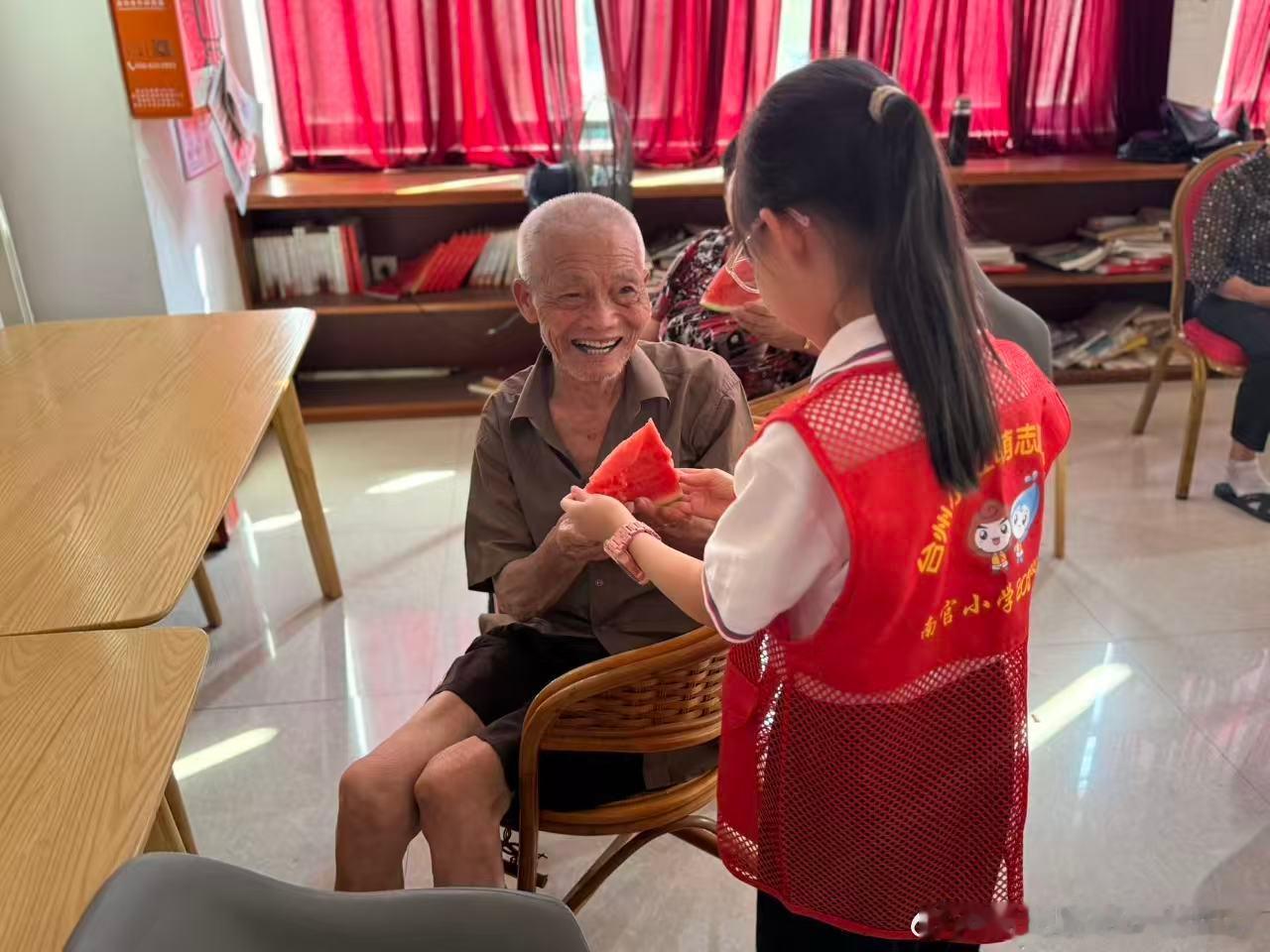 台州路桥萌娃志愿者为环卫工人送上夏日清凉 童心送清凉，善意润人心！小小志愿者用行