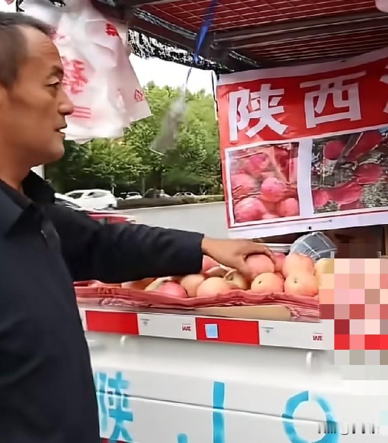 近日，陕西延安一对夫妇，拉着2000多斤自家苹果，驱车千里送女儿到河南驻马店去上