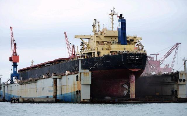 美国海岸警卫队这回出丑了！他们本来准备第三次拦截委内瑞拉的油轮，结果人家压根没理