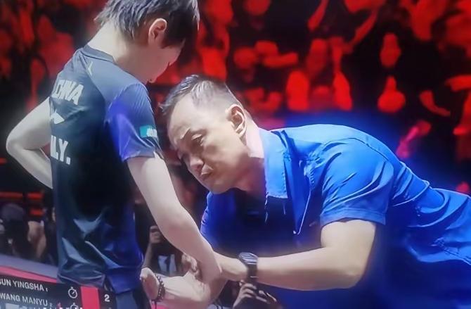 这可真是丢人丢到国际上了！昨晚的WTT新加坡大满贯女单决赛，国乒队员孙颖莎和王曼