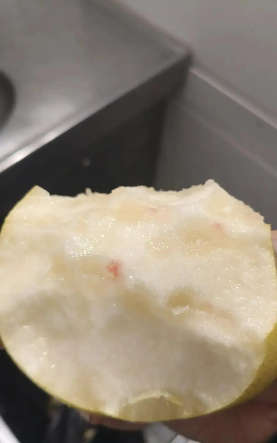 毛娃挤了17小时绿皮车，凌晨三点啃冷馒头转三趟公交，就为回村过年。
视频里他背着