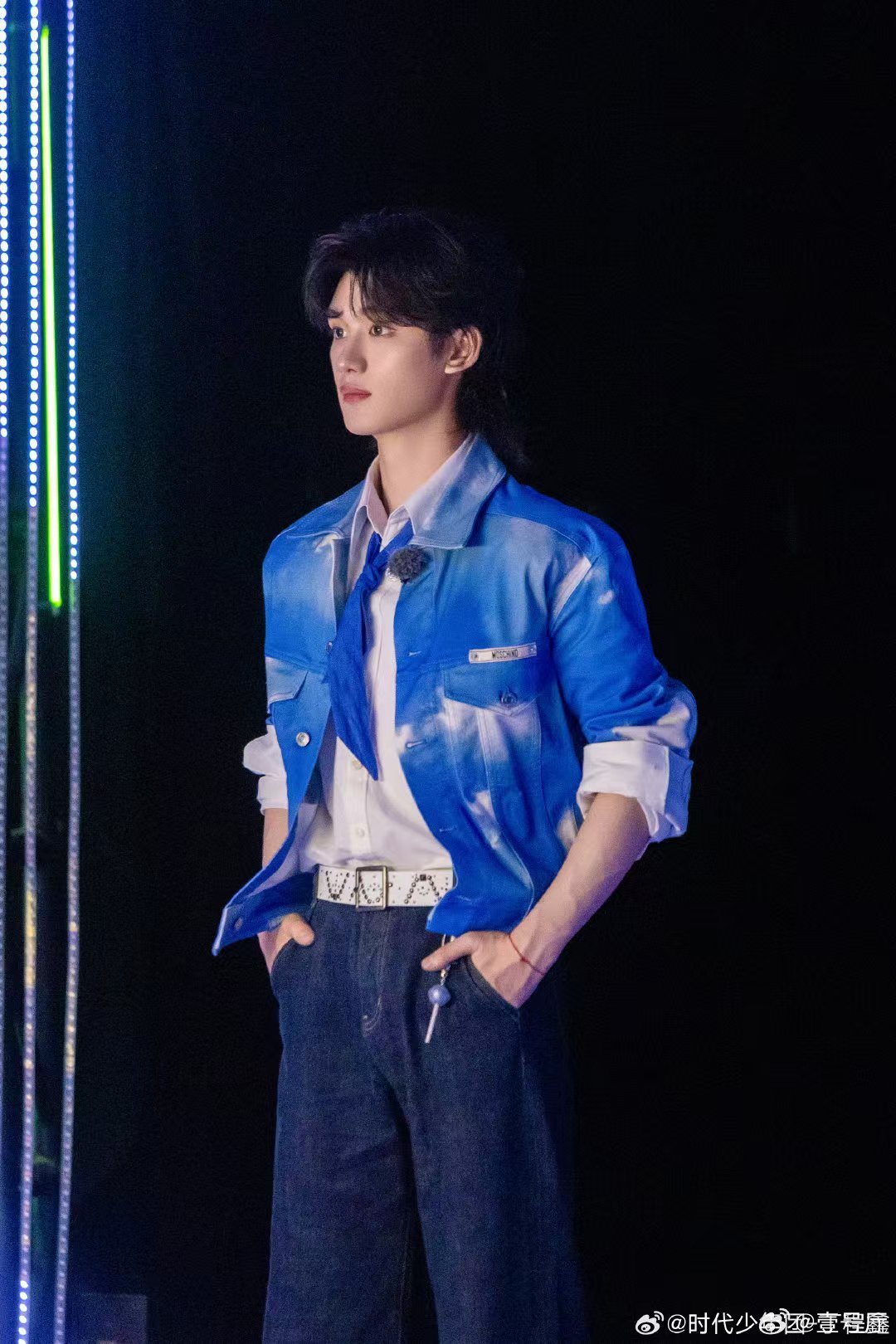 丁程鑫贴脸李小冉唱心愿便利贴 你好星期六 综艺搞笑时刻接连上演，少年当面贴近李小