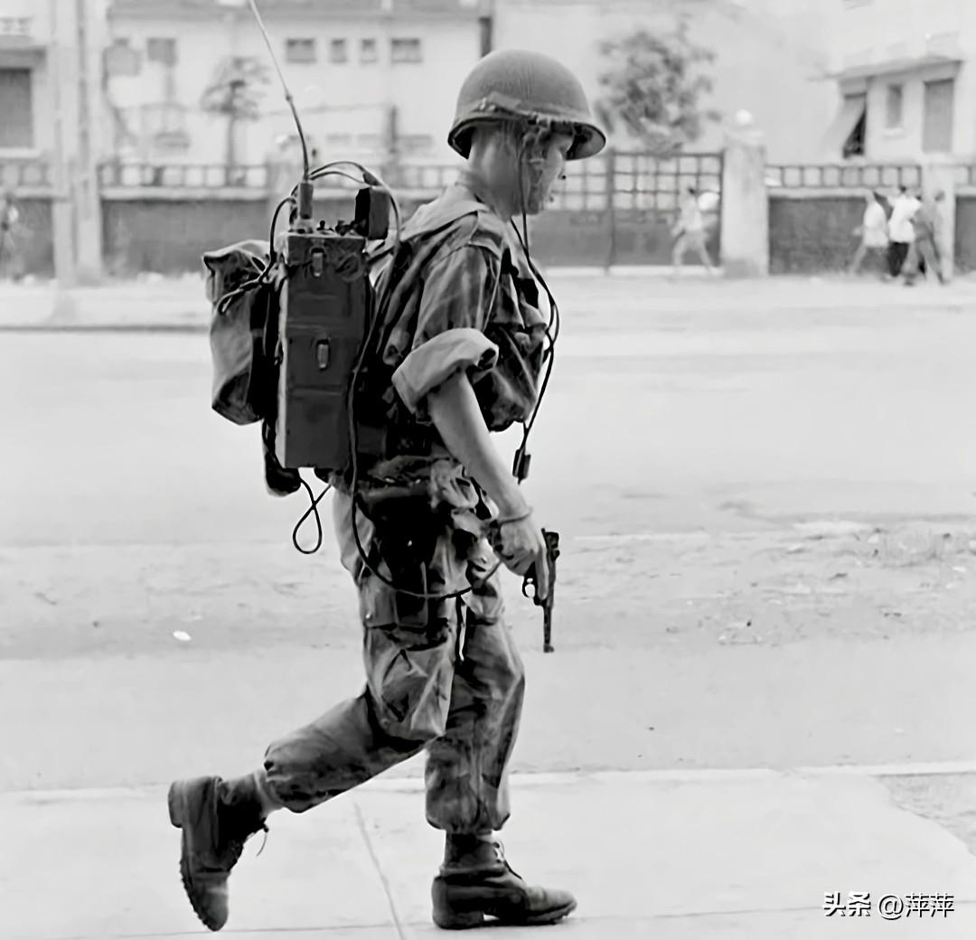 士兵背负的是美军AN/PRC-77便携式调频电台，它是越南战争中美军步兵班排级的