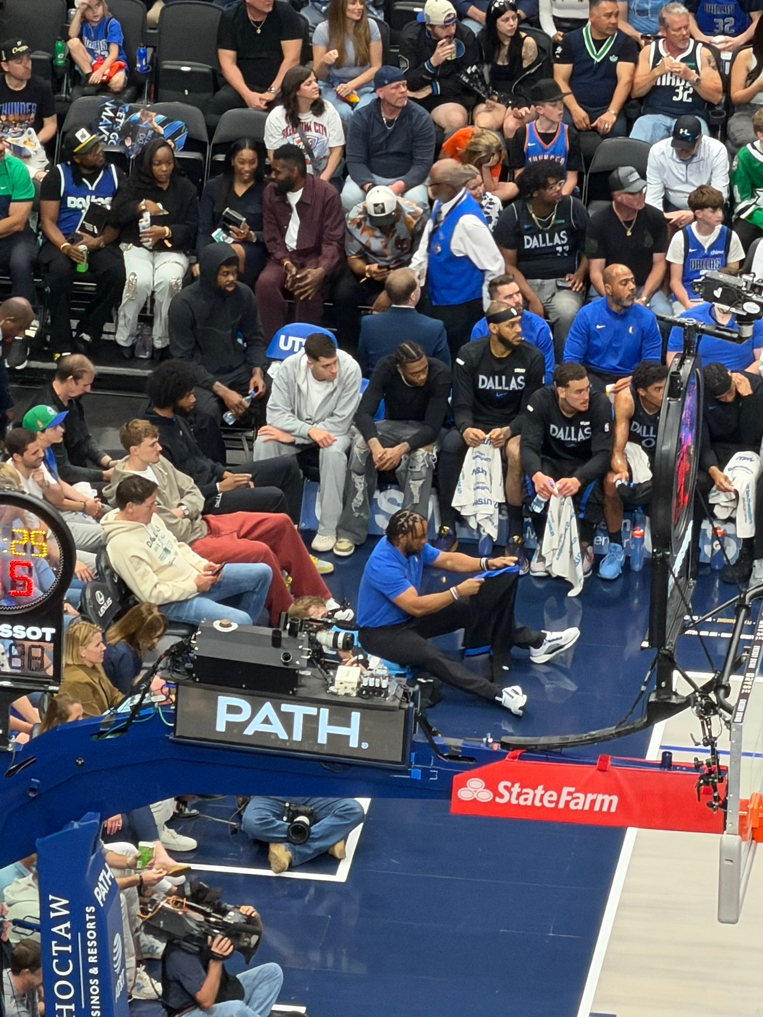 又和库班坐一起了