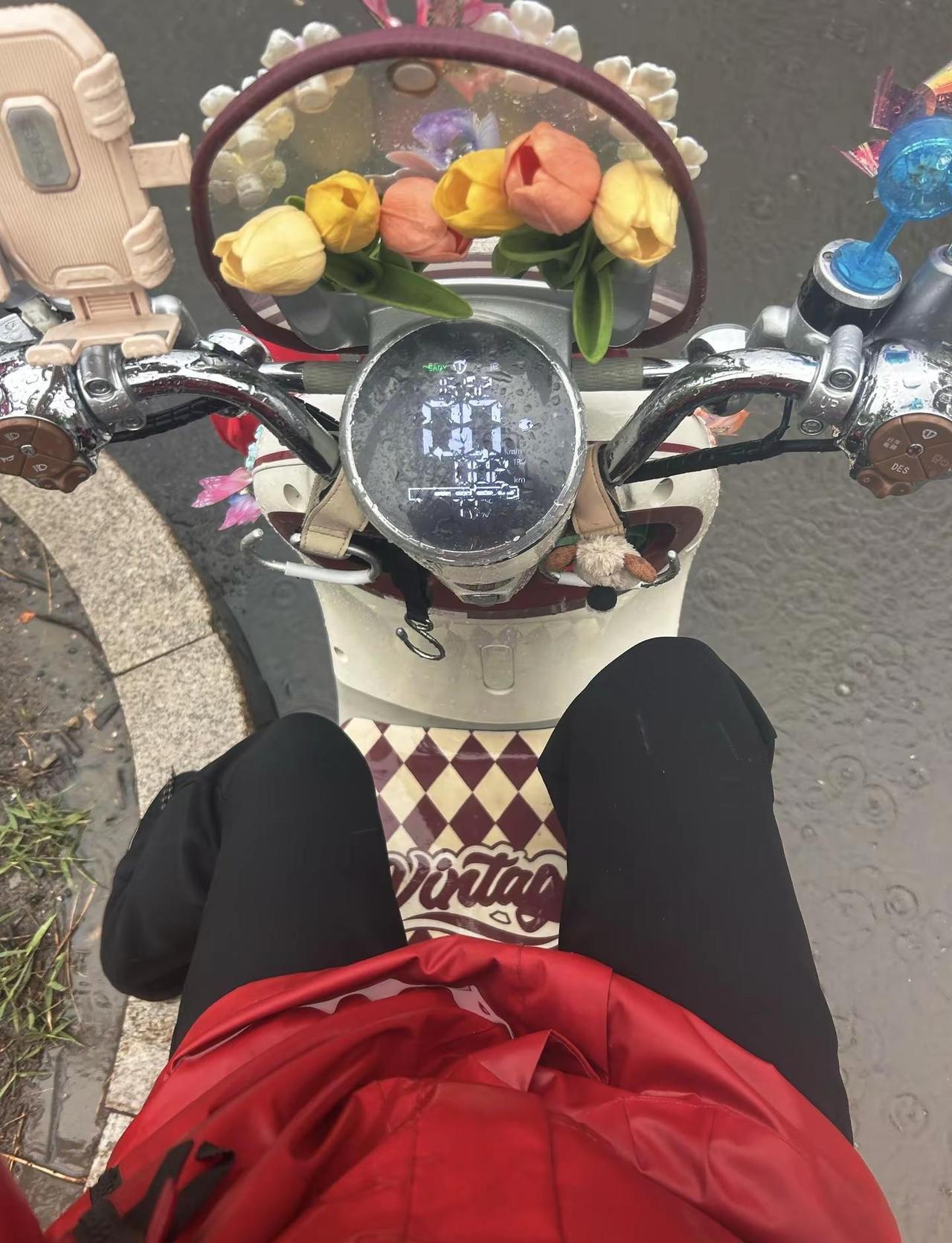 济南突发暴雨，有多少人被淋了 等我有钱了一定买雨衣济南突降大雨