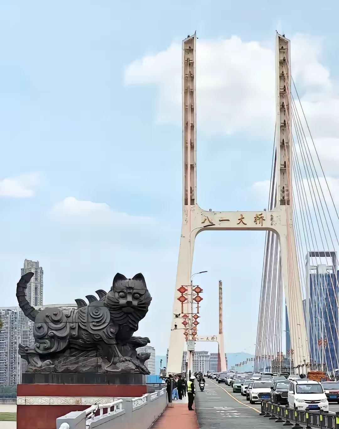 不少人都在争论，八一大桥的石猫雕塑到底该不该撤掉，我个人是倾向拆除的。

民间一