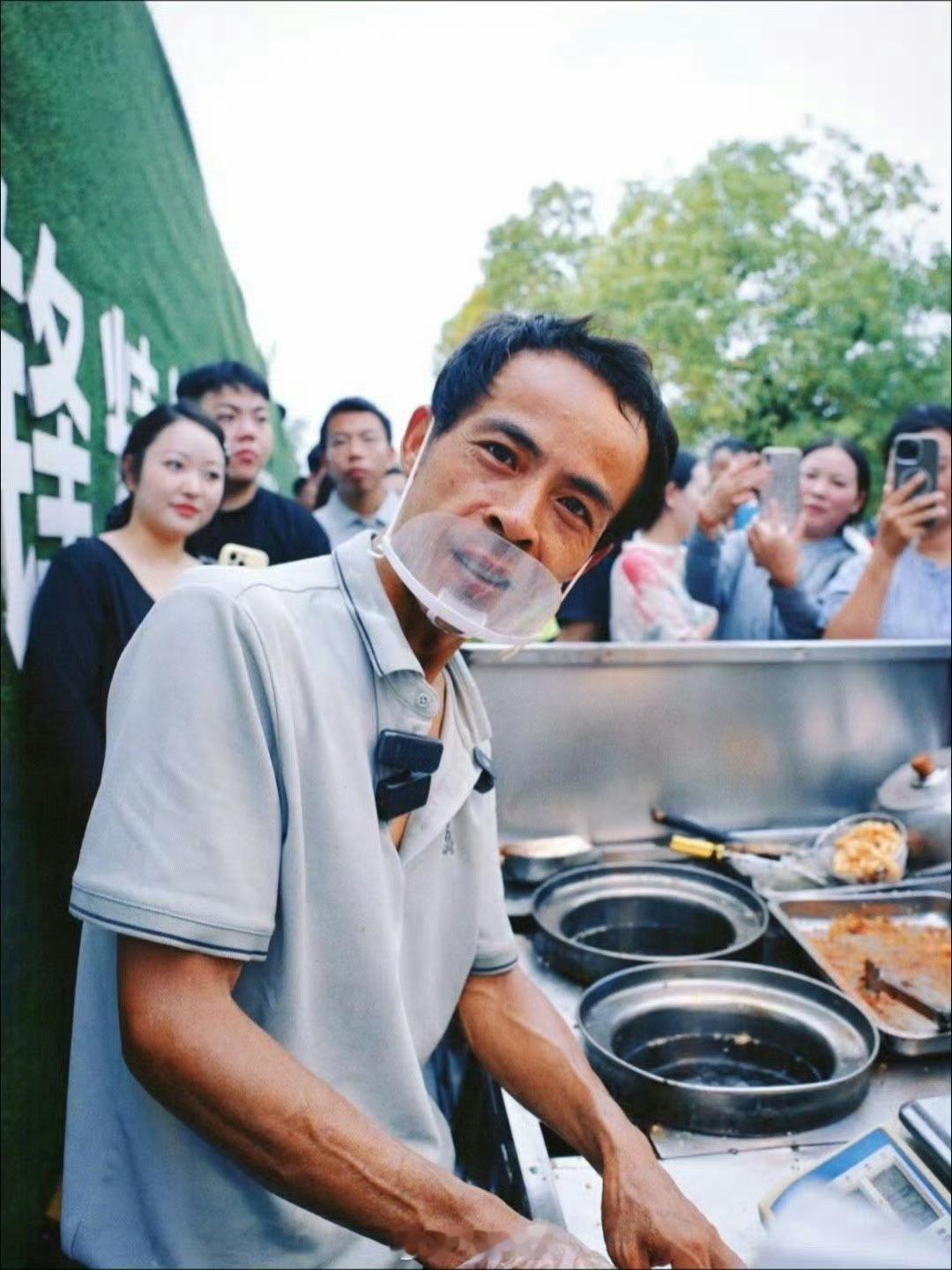 有网友3年前预测鸡排哥将成顶流话说鸡排哥是谁，路摊卖鸡排的小商贩，为啥会成为网红