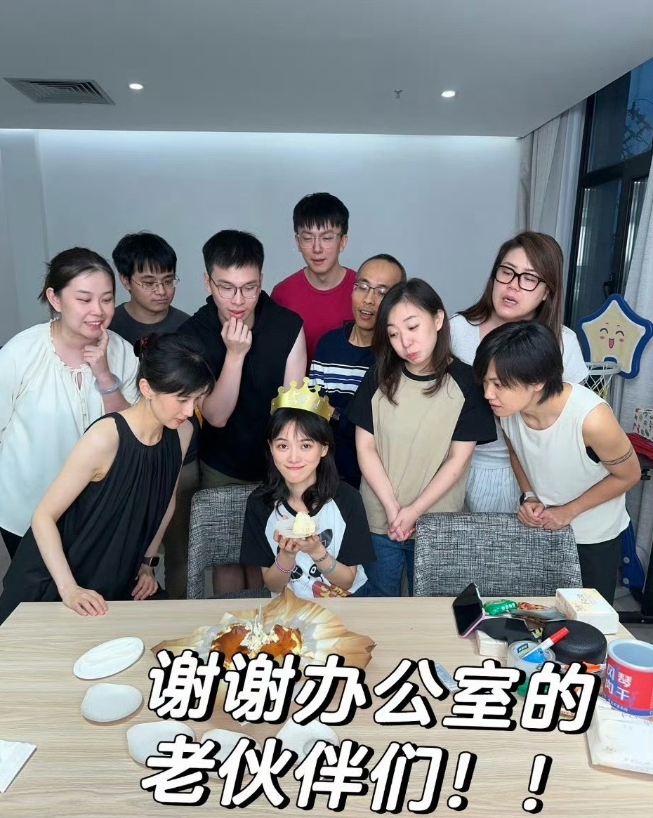 papi酱团队稳定性从她的团队跟办公室的同事来看就知道她的人品跟她的不忘本，一个