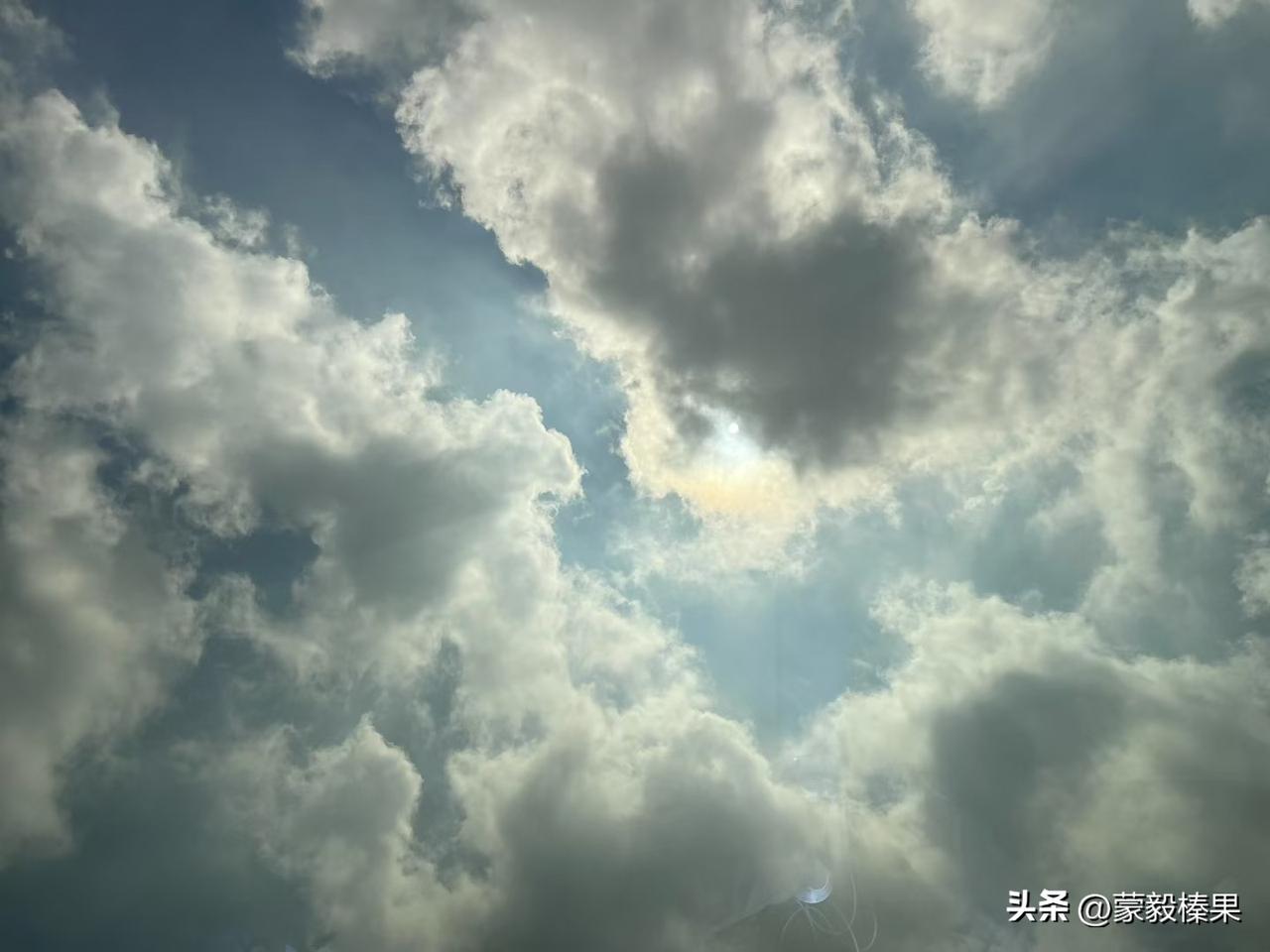 你问我答夏秋交换季节，儿童娱乐场里，病毒传染严重吗？很多小朋友咳嗽、发烧。家长为