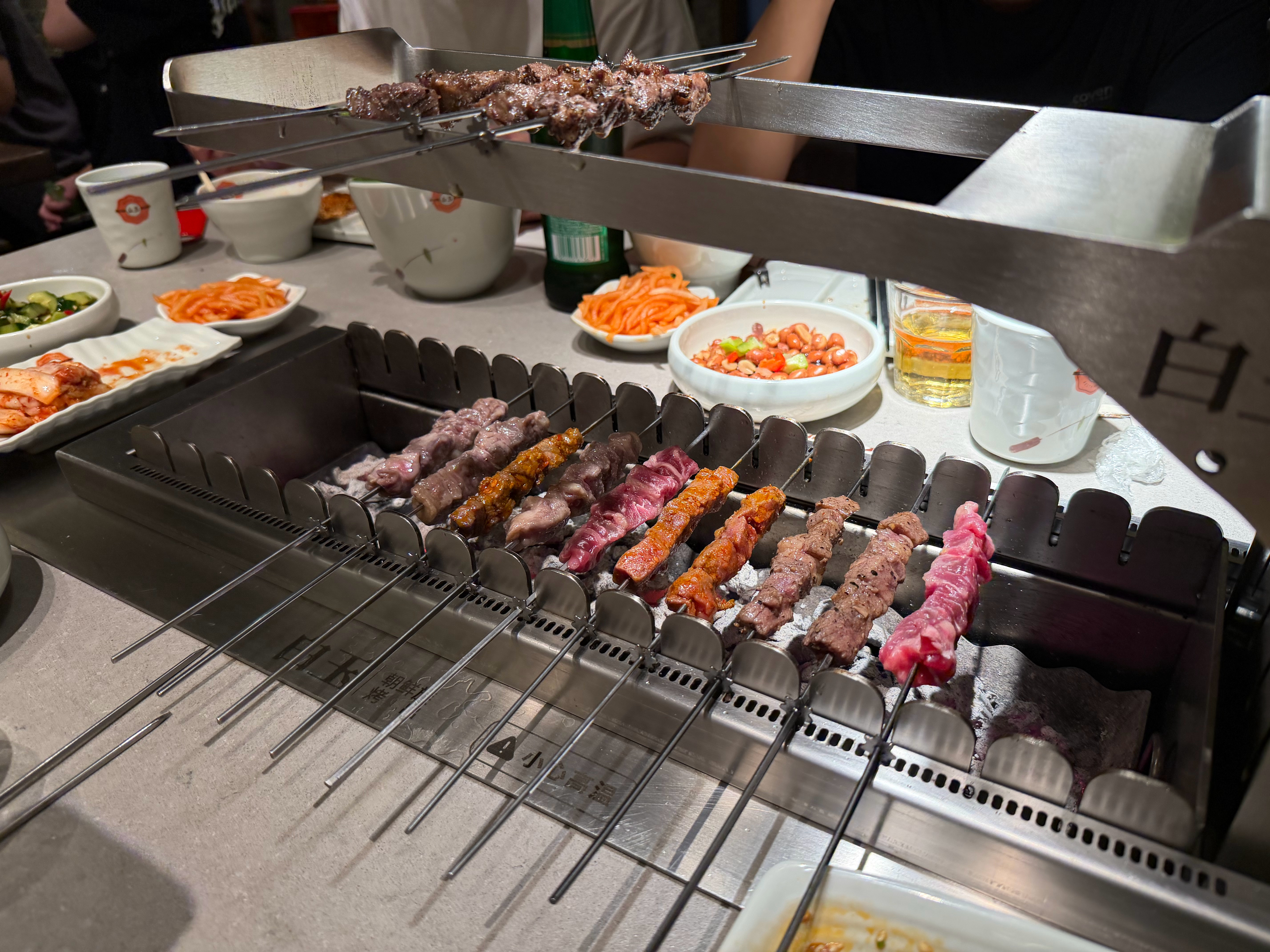 吃个烧肉还要排队，生意真好，现在胃口大不如前了，吃个十串就吃不下了，这种串，你能