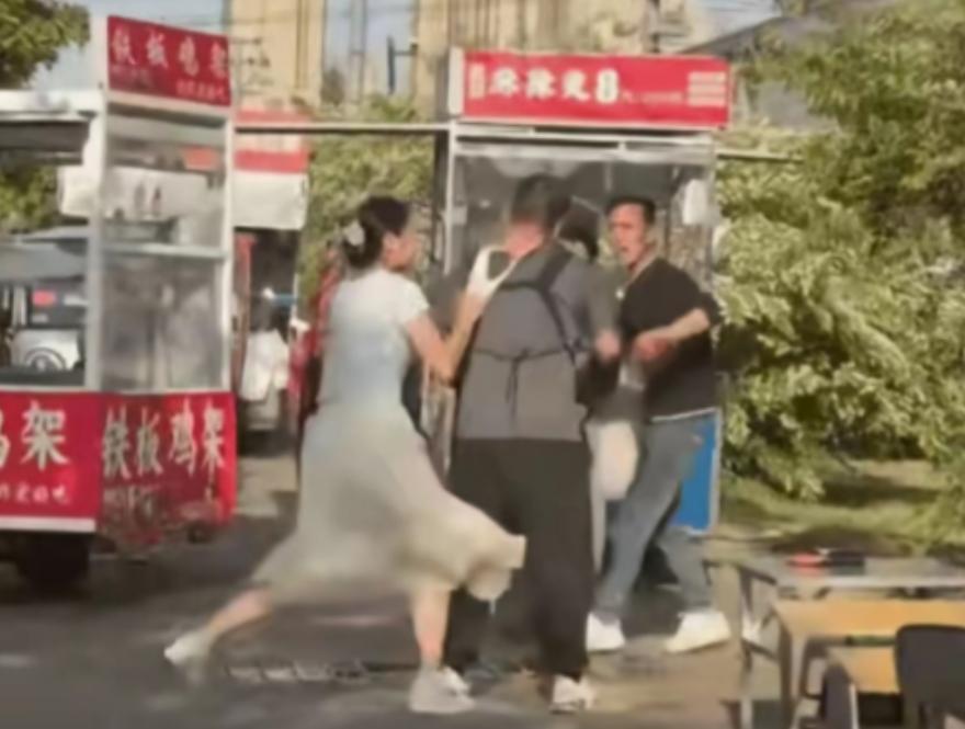 脱内裤的女人也是火了，直接把内裤脱了，套在对方头上！2026 年 5 月 13 