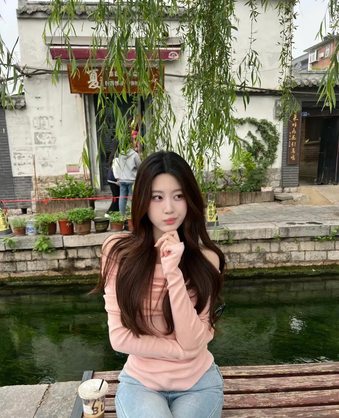 济南本地的一位美女网红
她身边的狗狗确实很憨憨的
