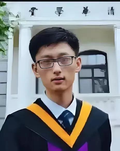 有网友说：陈立人事件确实为我们提供了一个警示，即老祖宗的识人法“两腮无肉，不可依