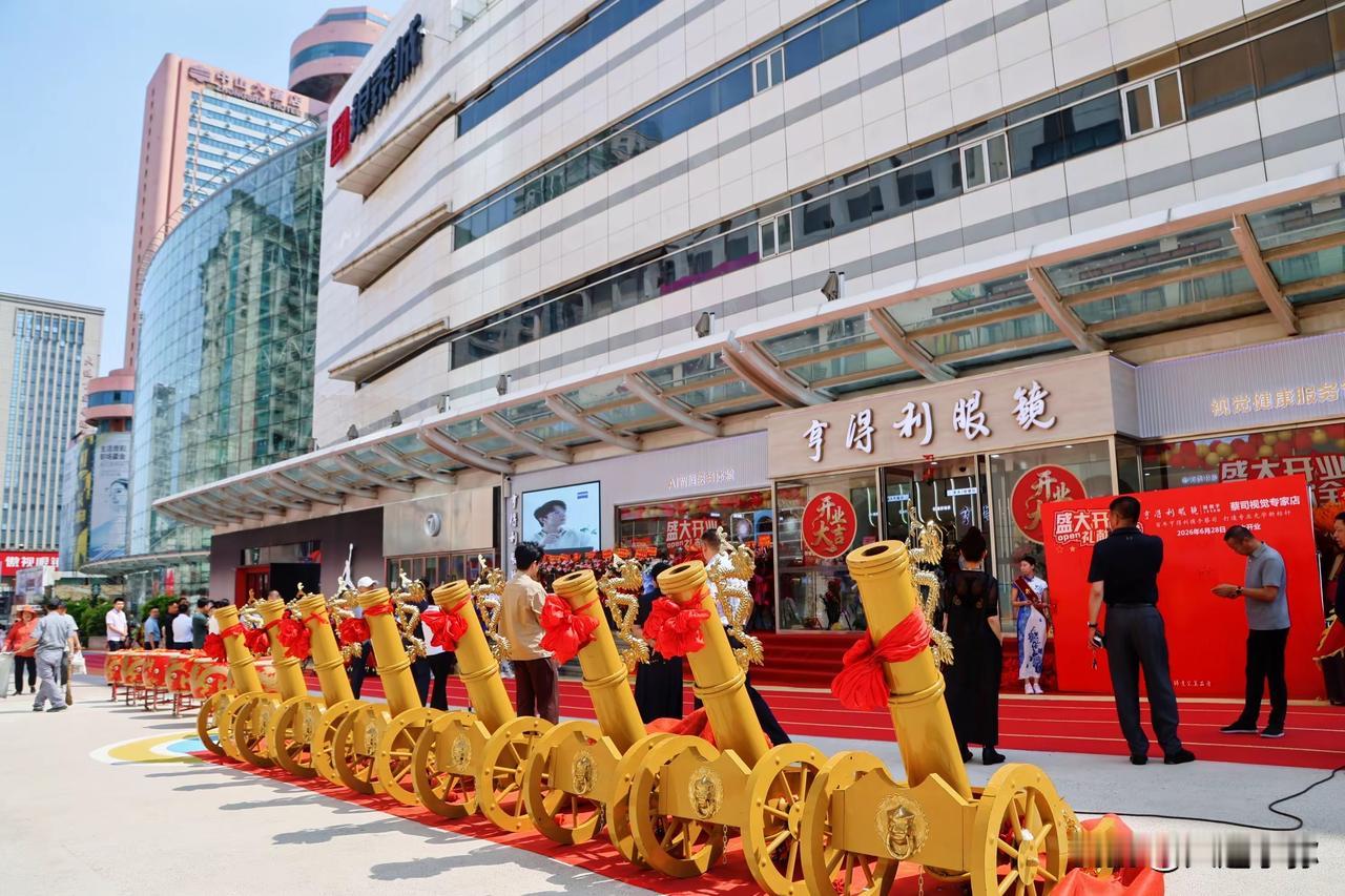 百年亨得利焕新！AI黑科技配镜落户大连青泥洼商业街！

6月28日，青泥洼桥大商
