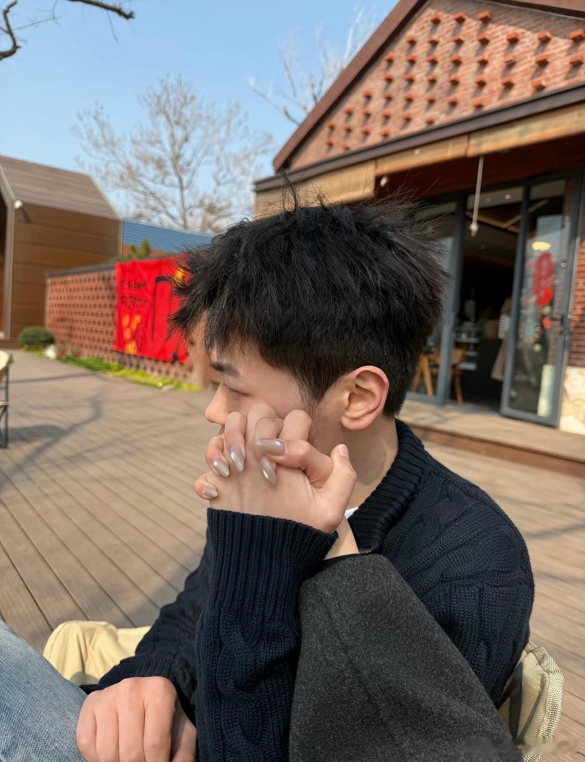 遇到了愿意给我扛花的男孩了 