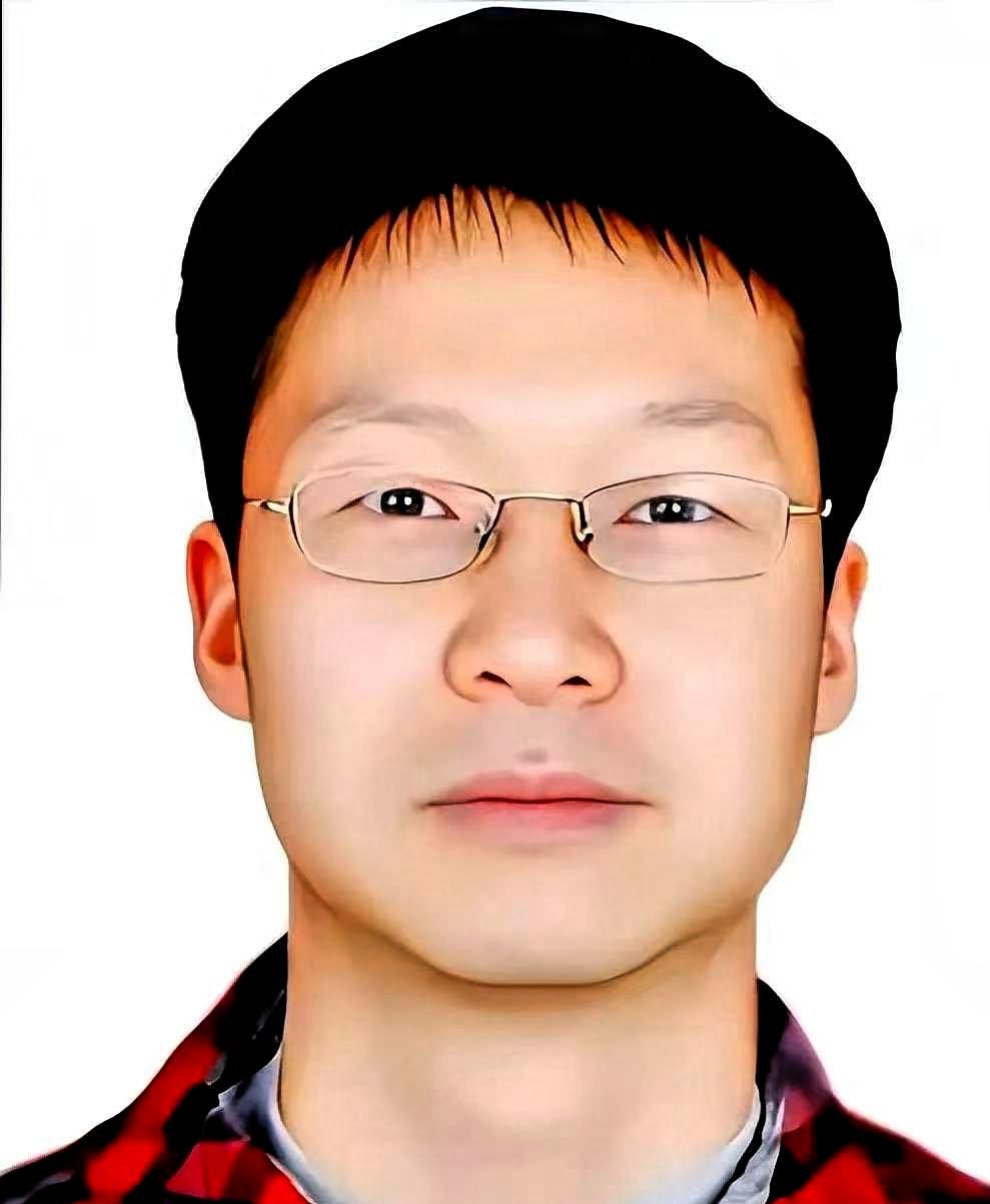 五十多岁的北大教授胡泳，在长达三年的时间里，被八十五岁重度失智的母亲拽入了尿布与