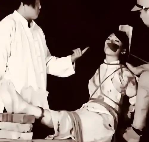 坠马被围！她连毙6名日伪军，为何把最后一颗子弹留给自己？
1940年4月，正是春