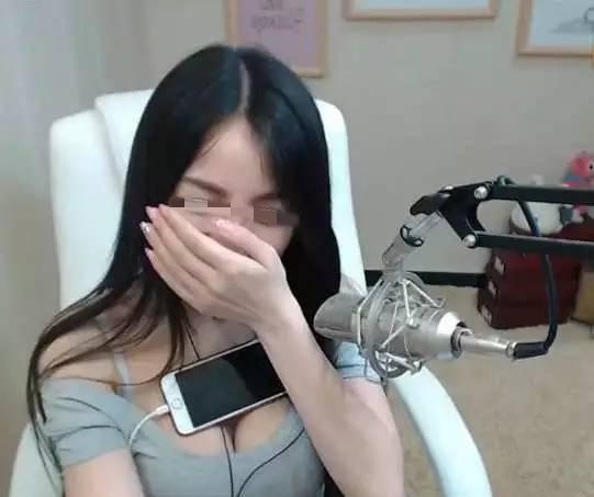 陕西西安，女子和直播公司签订合同，约定按照公司的要求，进行一些合法的直播活动，不