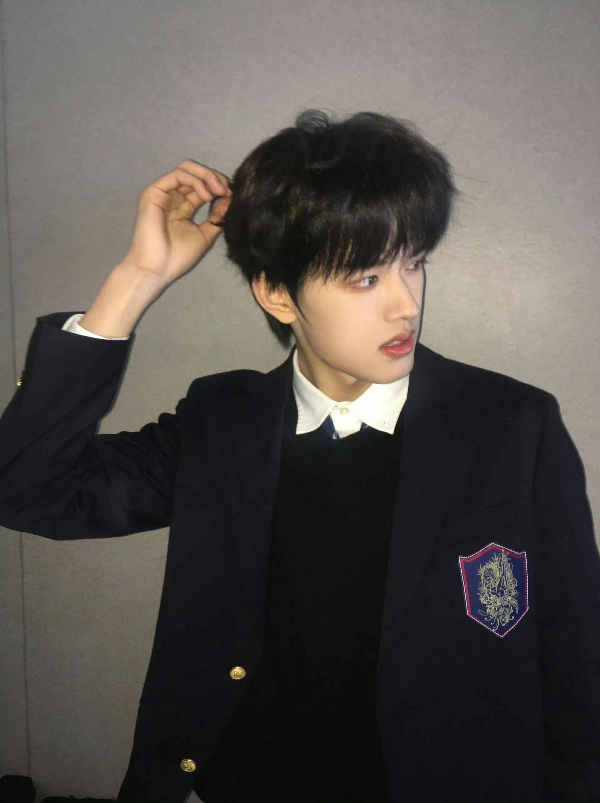 张极丝带领结张极配领带真的封神，五官精致气质绝了，干净又帅气，每一眼都让人疯狂心