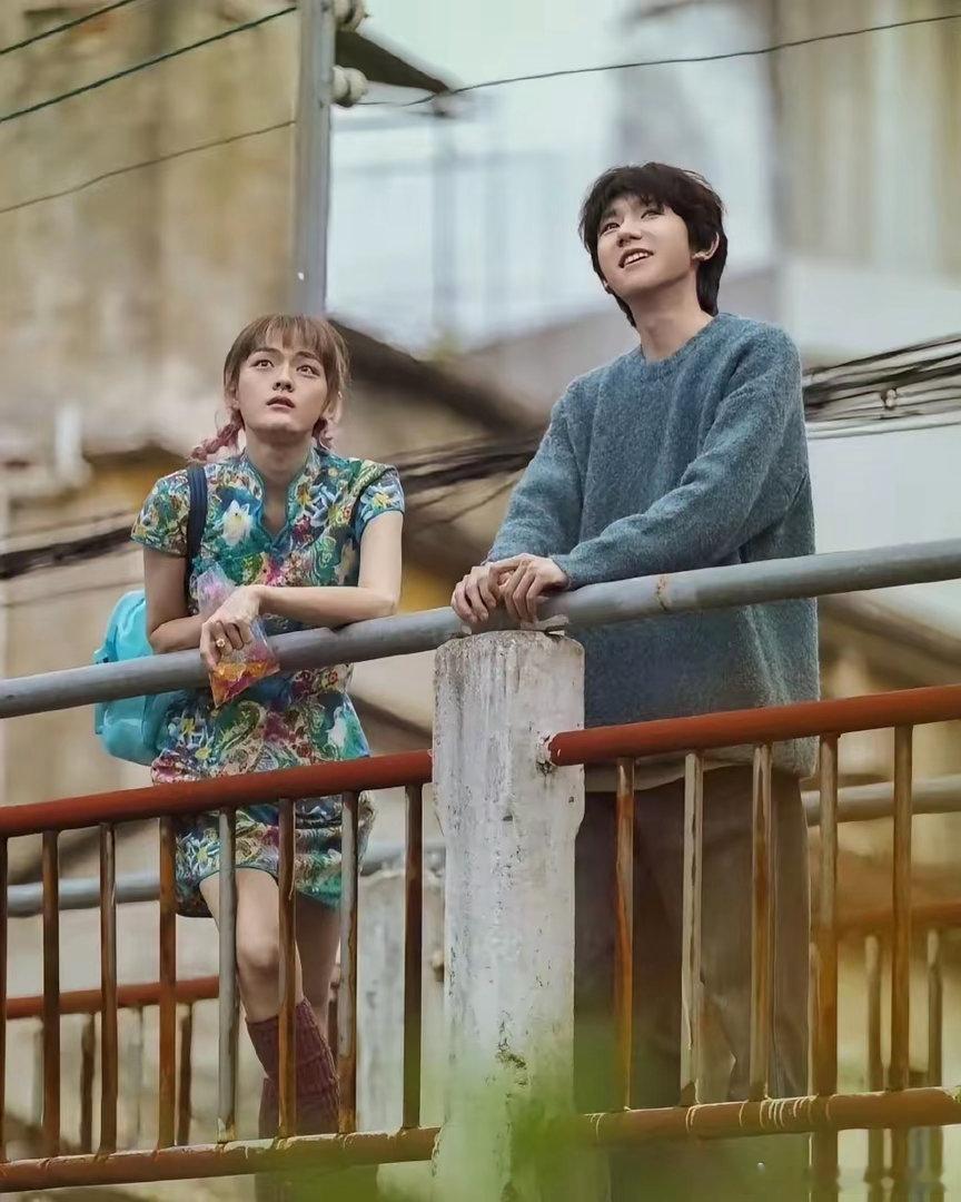 TFBOYS全员进入荧幕初吻时代这不仅是荧幕初吻也可能是真的初吻。 王俊凯和马思