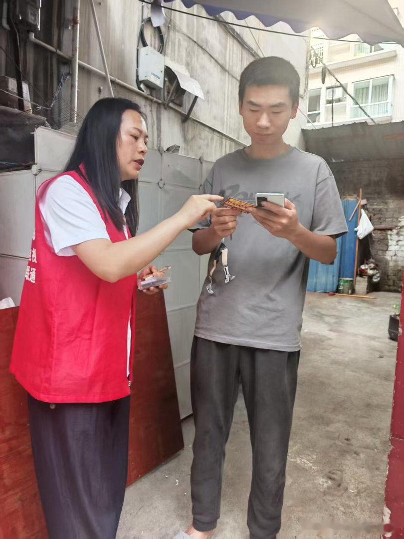 中国联通湄潭县分公司湄江营销服务中心走进社区一直以来，基层便民服务最动人的模样，