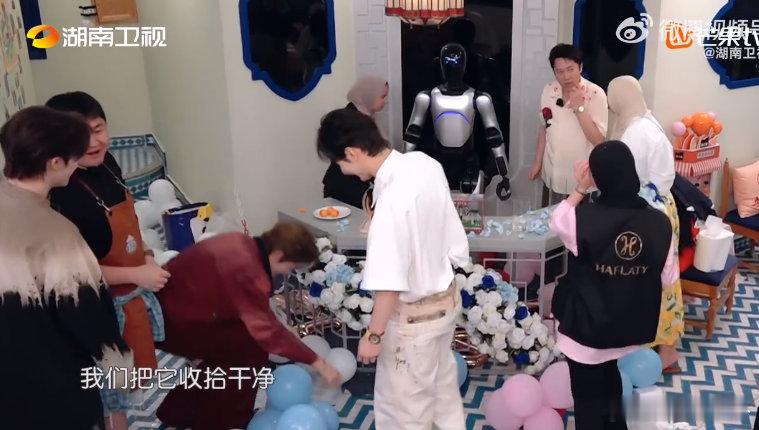 沈月说中餐厅9要爆 中餐厅名场面 中餐厅 集体婚礼现场，粉色气球和整体氛围有点不