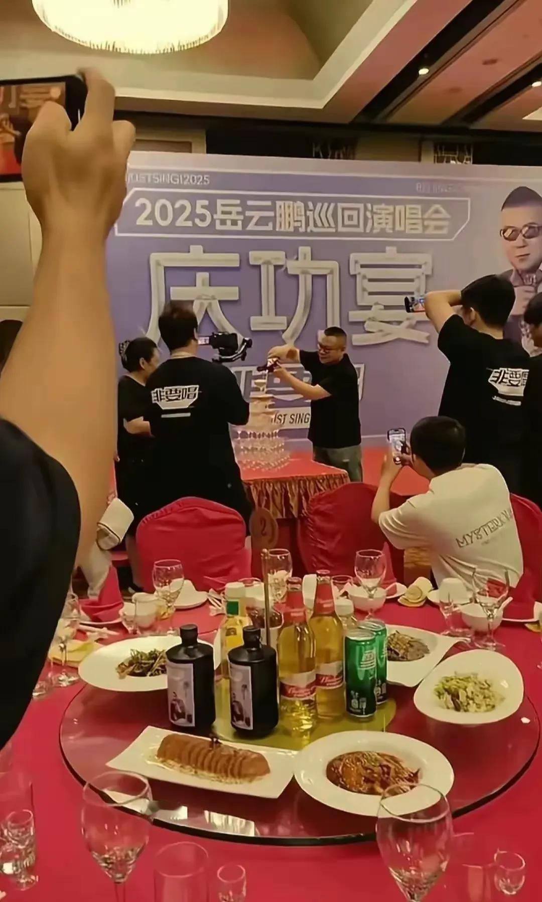 岳云鹏，真的不应该。
一个当红相声演员，一个能开万人演唱会的人，居然能做到这么抠