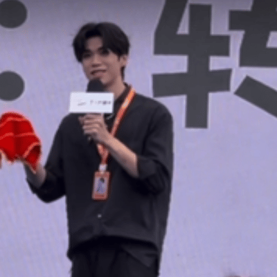 #李晋晔在沈阳水灵灵地转手绢#东北是什么e人大本营吗！李晋晔刚来就被要求转手绢哈