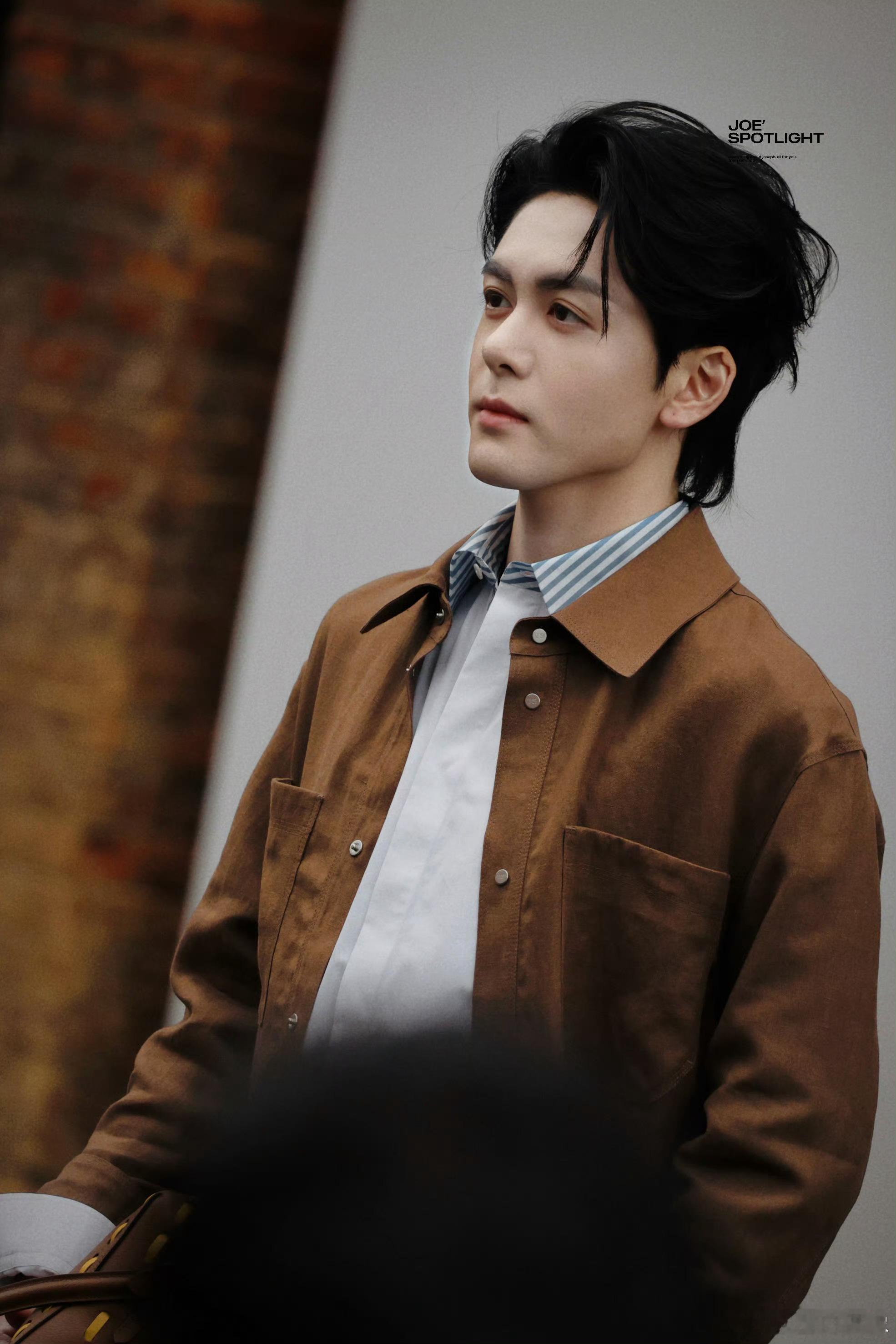 曾舜晞生图帅成啥样了曾舜晞飞吻饭撒 生图镜头下颜值依旧亮眼，身姿挺拔气质干净，暖