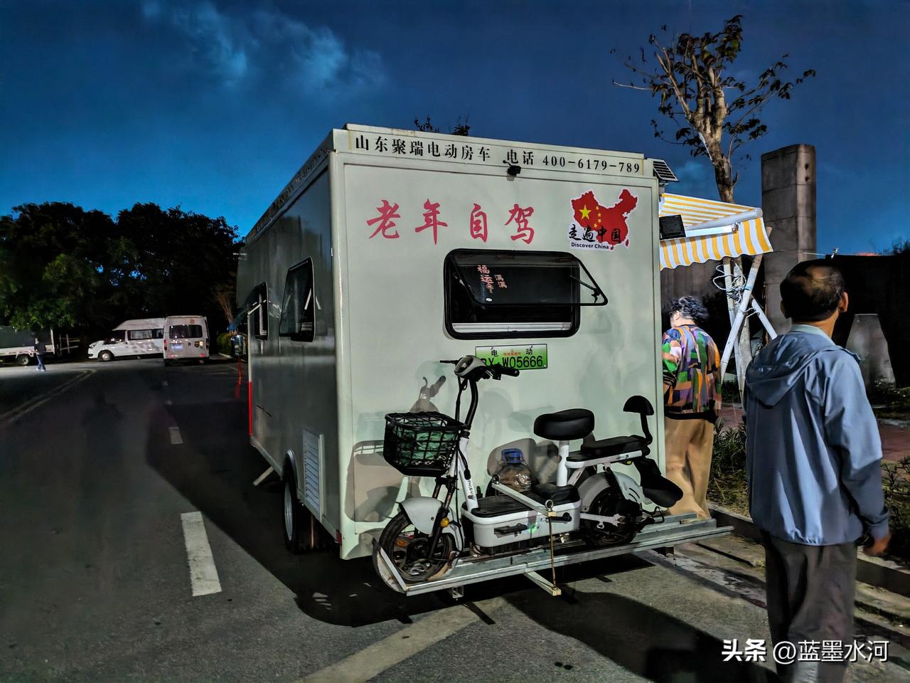 前两天在杨西月亮湾看到一辆这样的三轮房车，且是全电动的。据车主介绍，车速在每小时