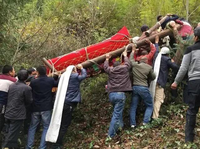 土葬未必是最佳选择！人死后，身体仍在“活”着！多数人并不知晓，尸体入土后的变化极